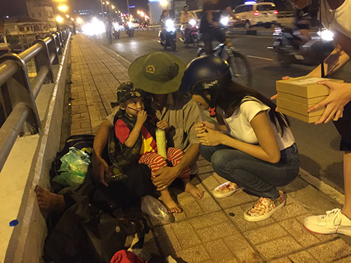 Nửa đêm, team Lan Khuê đi tặng bánh trung thu cho trẻ cơ nhỡ - 3