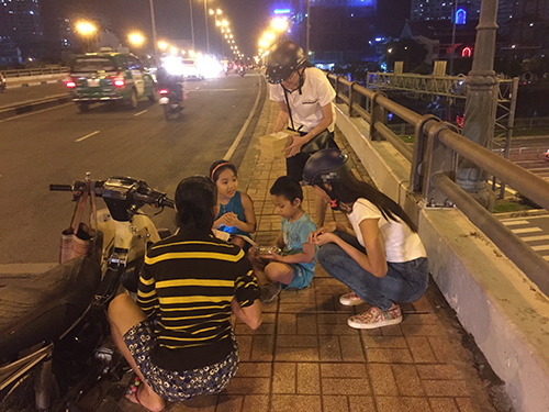 Nửa đêm, team Lan Khuê đi tặng bánh trung thu cho trẻ cơ nhỡ - 5