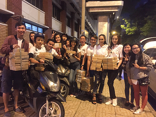 Nửa đêm, team Lan Khuê đi tặng bánh trung thu cho trẻ cơ nhỡ - 1