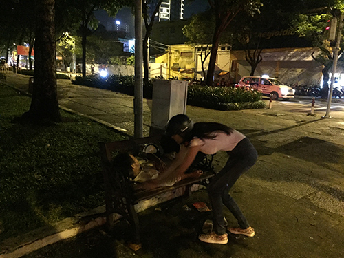 Nửa đêm, team Lan Khuê đi tặng bánh trung thu cho trẻ cơ nhỡ - 7