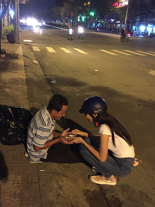 Nửa đêm, team Lan Khuê đi tặng bánh trung thu cho trẻ cơ nhỡ - 6