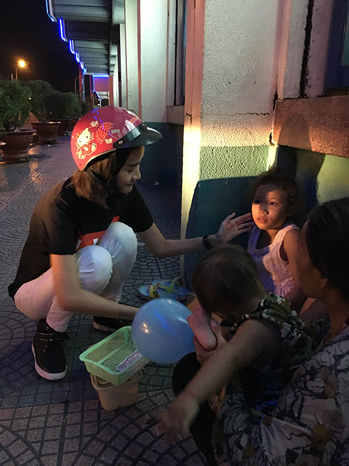 Nửa đêm, team Lan Khuê đi tặng bánh trung thu cho trẻ cơ nhỡ - 8