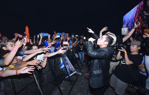 Bị rách áo, Tóc Tiên vẫn tiếp tục hát và nhảy cực quot;sungquot; - 10