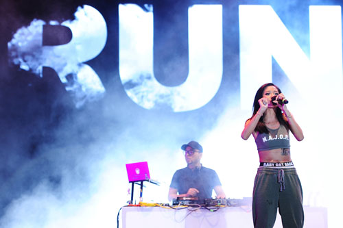 Bị rách áo, Tóc Tiên vẫn tiếp tục hát và nhảy cực quot;sungquot; - 11