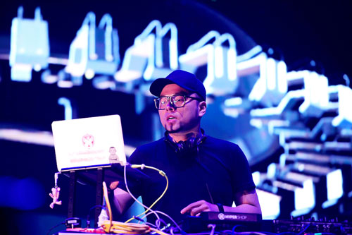 Bị rách áo, Tóc Tiên vẫn tiếp tục hát và nhảy cực quot;sungquot; - 12