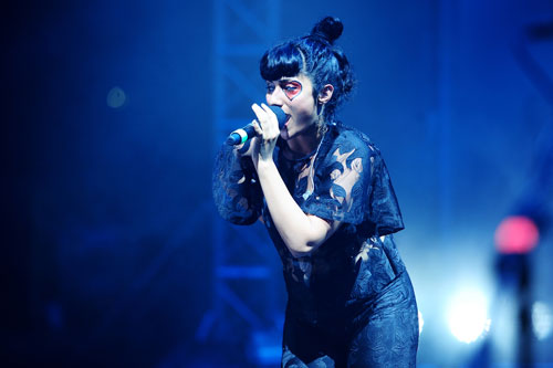 Bị rách áo, Tóc Tiên vẫn tiếp tục hát và nhảy cực quot;sungquot; - 15