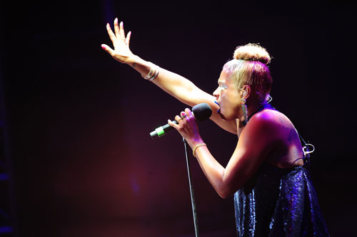 Bị rách áo, Tóc Tiên vẫn tiếp tục hát và nhảy cực quot;sungquot; - 16