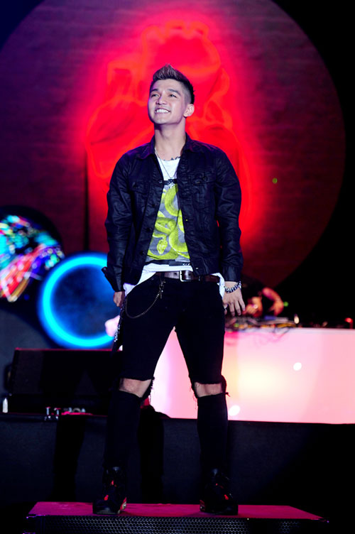 Bị rách áo, Tóc Tiên vẫn tiếp tục hát và nhảy cực quot;sungquot; - 18