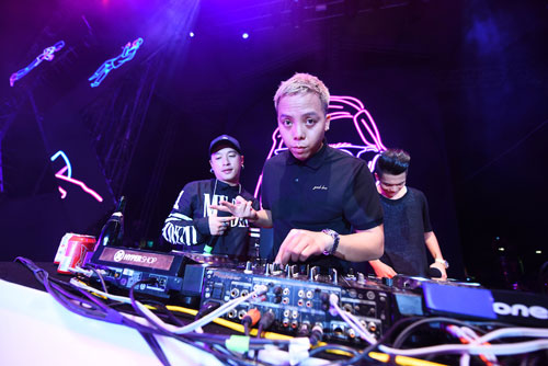 Bị rách áo, Tóc Tiên vẫn tiếp tục hát và nhảy cực quot;sungquot; - 2