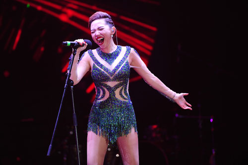 Bị rách áo, Tóc Tiên vẫn tiếp tục hát và nhảy cực quot;sungquot; - 7