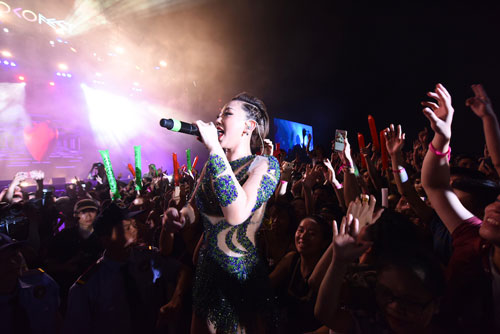 Bị rách áo, Tóc Tiên vẫn tiếp tục hát và nhảy cực quot;sungquot; - 5