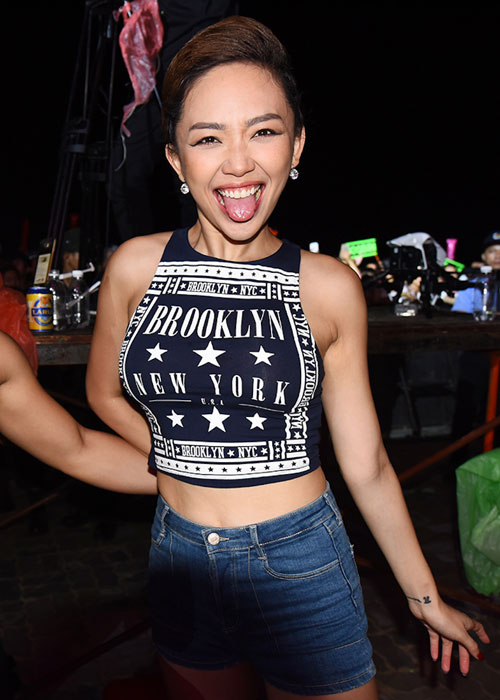 Bị rách áo, Tóc Tiên vẫn tiếp tục hát và nhảy cực quot;sungquot; - 8