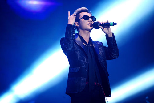 Bị rách áo, Tóc Tiên vẫn tiếp tục hát và nhảy cực quot;sungquot; - 9