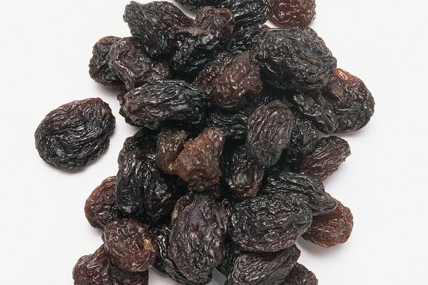 Ăn nhiều nho khô, trẻ vô tình bị hỏng hàm răng xinh - 1