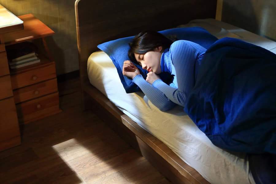 quot;Yêu không kiểm soát” tập 17: Suzy vô tư ôm bạn trai ngủ suốt đêm - 2