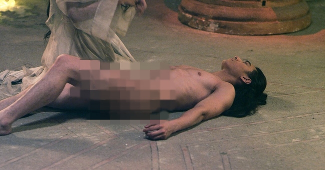 quot;Dì ghẻquot; Ngô Thanh Vân bất ngờ tung ảnh quot;Thái tửquot; Isaac trần như nhộng - 1