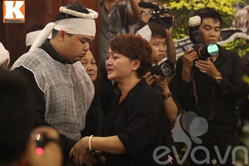 Công Lý, Thảo Vân, Trà My khóc không ngừng khi tới tiễn biệt quot;lão Quềnhquot; - 12