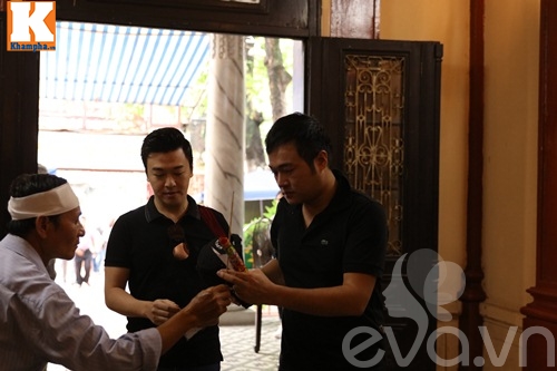 Công Lý, Thảo Vân, Trà My khóc không ngừng khi tới tiễn biệt quot;lão Quềnhquot; - 17