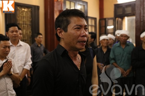 Công Lý, Thảo Vân, Trà My khóc không ngừng khi tới tiễn biệt quot;lão Quềnhquot; - 5
