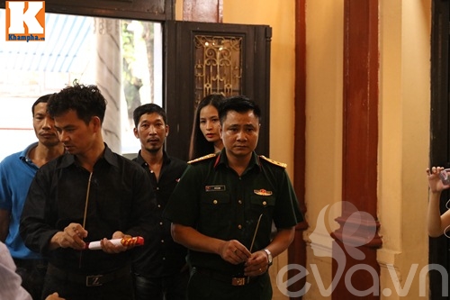 Công Lý, Thảo Vân, Trà My khóc không ngừng khi tới tiễn biệt quot;lão Quềnhquot; - 15