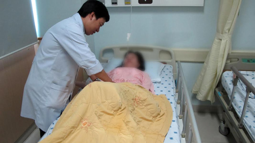 Mẹ bầu gặp nguy vì mang thai ngoài tử cung lại ngỡ có kinh nguyệt - 1