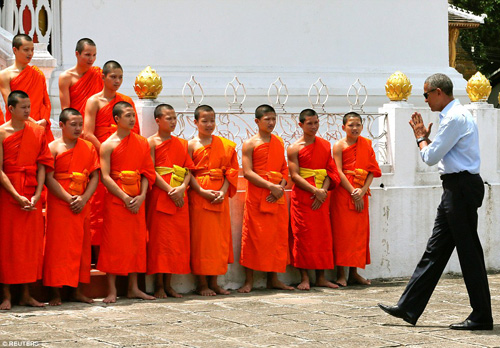 Tổng thống Obama dạo phố, uống nước dừa ở Lào - 6