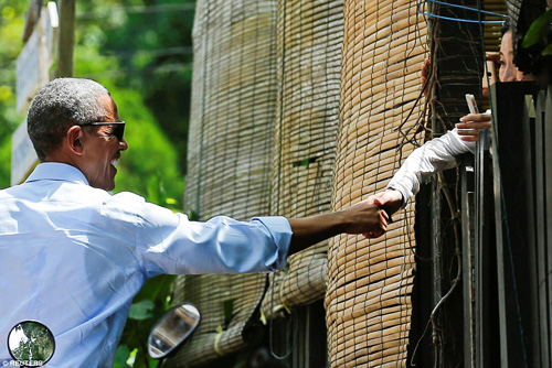 Tổng thống Obama dạo phố, uống nước dừa ở Lào - 8