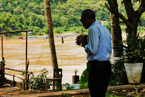 Tổng thống Obama dạo phố, uống nước dừa ở Lào - 10