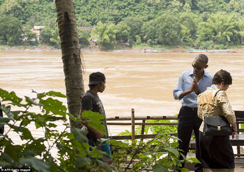 Tổng thống Obama dạo phố, uống nước dừa ở Lào - 11