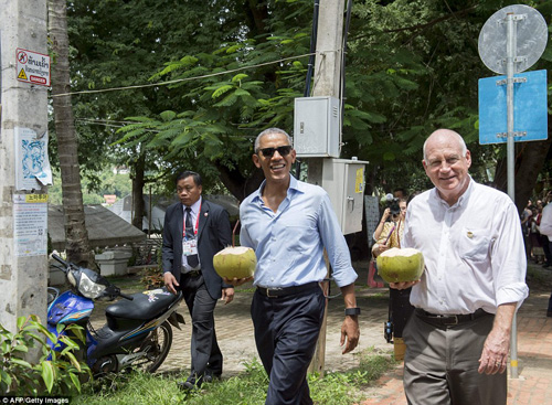 Tổng thống Obama dạo phố, uống nước dừa ở Lào - 12