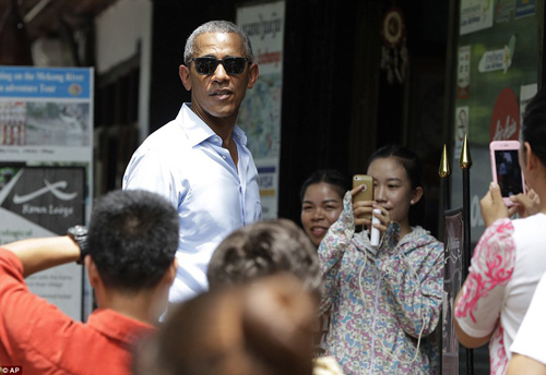 Tổng thống Obama dạo phố, uống nước dừa ở Lào - 14