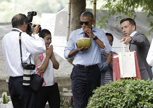 Tổng thống Obama dạo phố, uống nước dừa ở Lào - 13