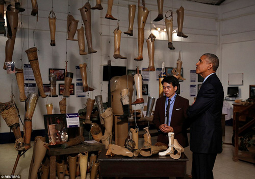 Tổng thống Obama dạo phố, uống nước dừa ở Lào - 5