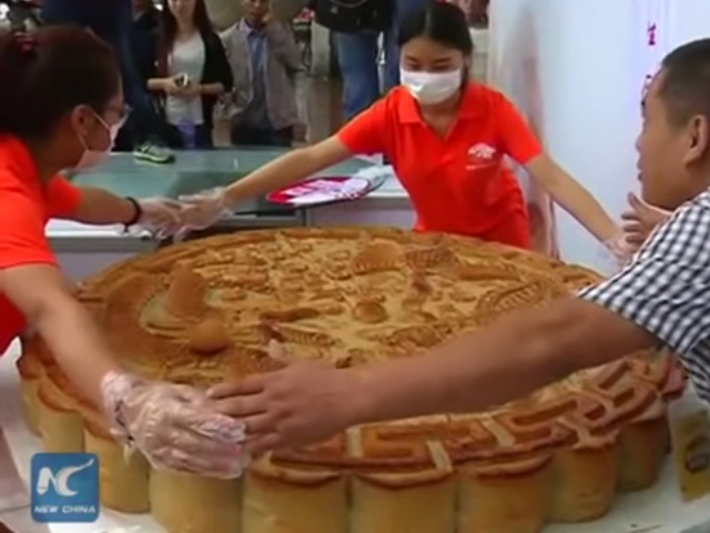 Bánh Trung thu khổng lồ 300kg tại Trung Quốc - 1