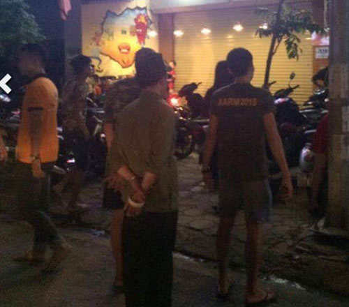 Hai cô gái đánh nhau vì bị #039;nhìn đểu#039; trong quán mì cay ở Hà Nội - 4