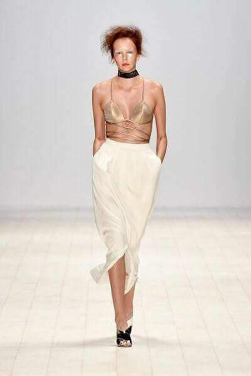 Kendall Jenner bất ngờ quot;mặc lạiquot; áo lót của Diễm My 9x - 3