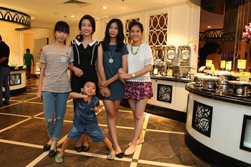 Em gái 15 tuổi nhưng sở hữu chiều cao khủng của HH Đỗ Mỹ Linh - 2