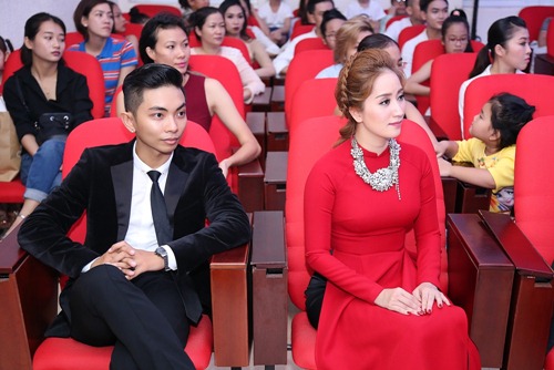 Thu Minh và chồng Tây đến sân khấu của Khánh Thi để cúng Tổ - 1