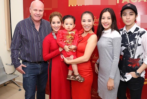 Thu Minh và chồng Tây đến sân khấu của Khánh Thi để cúng Tổ - 9