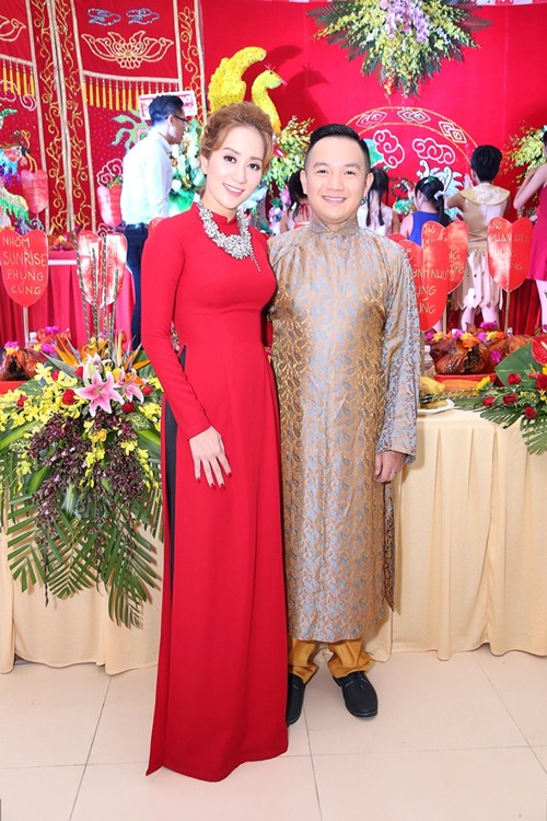 Thu Minh và chồng Tây đến sân khấu của Khánh Thi để cúng Tổ - 3