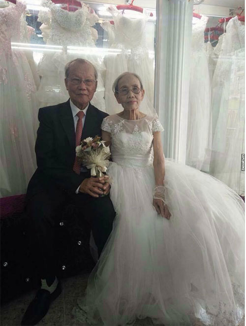 Tình yêu vĩnh cửu của cụ ông và cụ bà trong bức ảnh quot;cưới lạiquot; gây xôn xao - 1
