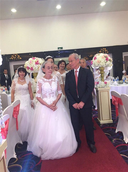 Tình yêu vĩnh cửu của cụ ông và cụ bà trong bức ảnh quot;cưới lạiquot; gây xôn xao - 3