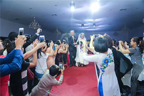 Tình yêu vĩnh cửu của cụ ông và cụ bà trong bức ảnh quot;cưới lạiquot; gây xôn xao - 4