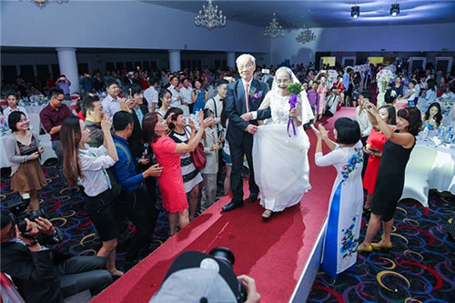 Tình yêu vĩnh cửu của cụ ông và cụ bà trong bức ảnh quot;cưới lạiquot; gây xôn xao - 5