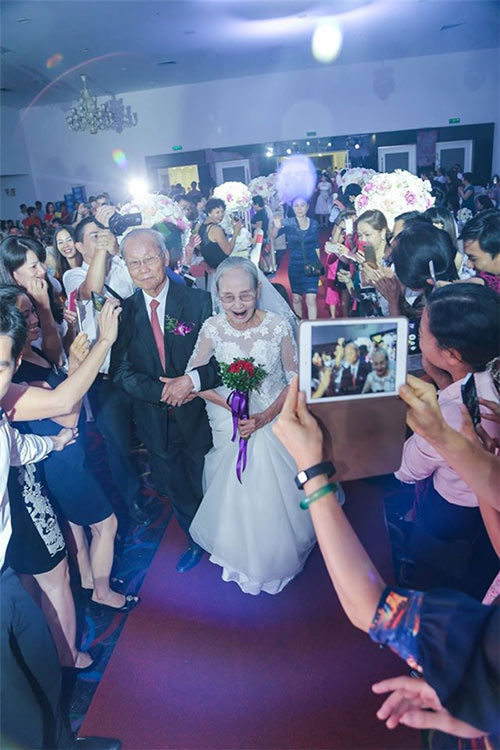 Tình yêu vĩnh cửu của cụ ông và cụ bà trong bức ảnh quot;cưới lạiquot; gây xôn xao - 6