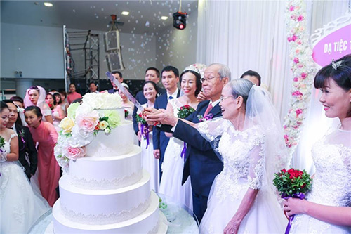 Tình yêu vĩnh cửu của cụ ông và cụ bà trong bức ảnh quot;cưới lạiquot; gây xôn xao - 7