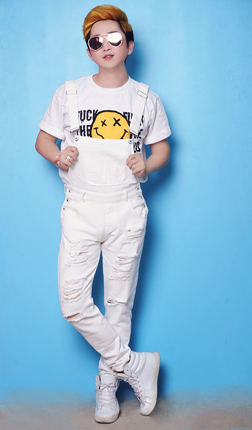 Bằng Cường “choáng ngợp” bởi dàn người mẫu xinh đẹp vây quanh - 1