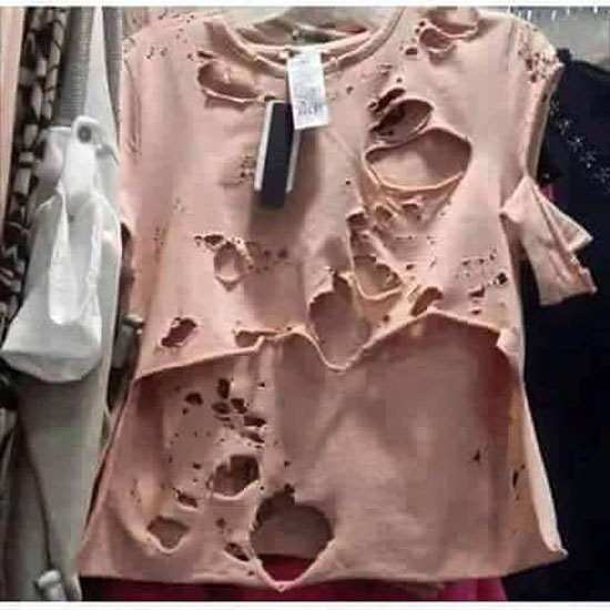 Nổi gai ốc vì loạt quần áo rách te tua ung dung trên kệ - 3