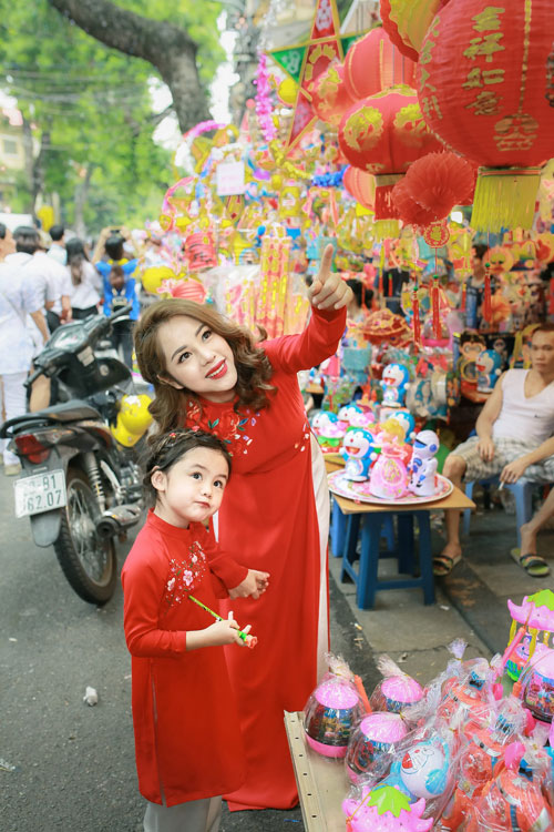 MC Bạch Lan Phương mặc đồ đôi với con gái nhỏ dạo phố Trung Thu - 10