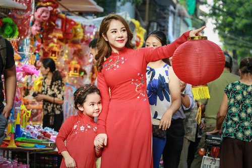 MC Bạch Lan Phương mặc đồ đôi với con gái nhỏ dạo phố Trung Thu - 12